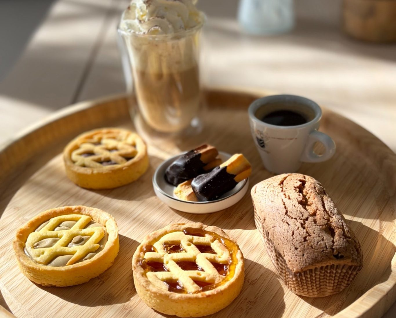 Tartelettes, biscuits et cappuccino — l'heure du goûter sans gluten